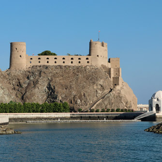 الجبل والصحراء والشاطئ