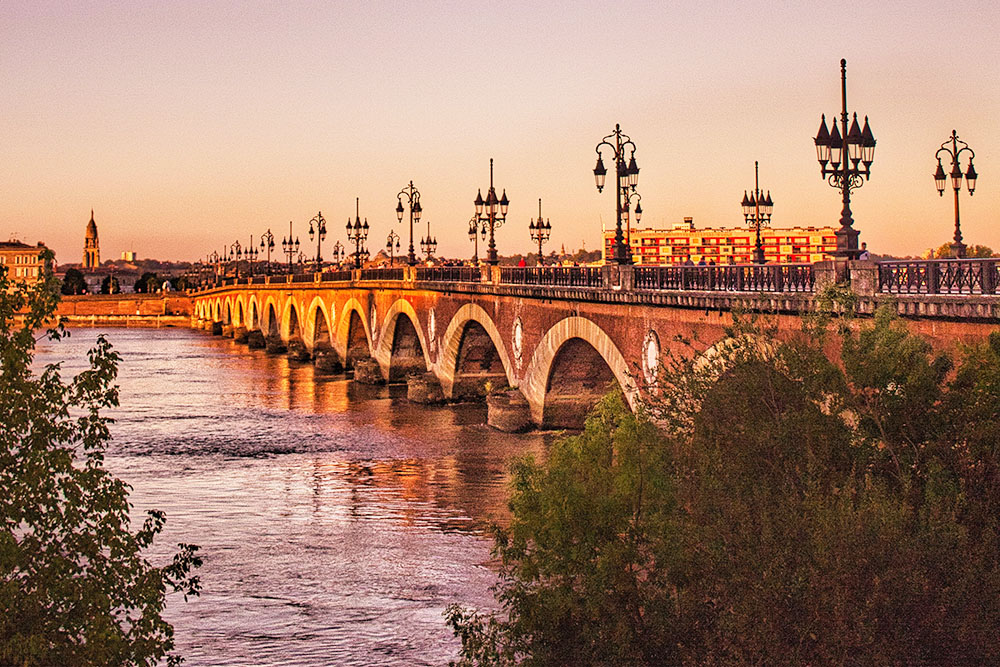 Bonjour Bordeaux: Chateaux, Wineries & Charming Villages